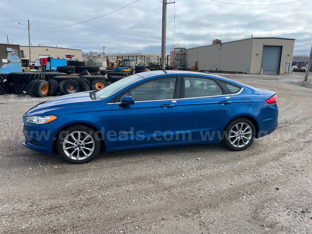 Unit 17202 - 2017 Ford Fusion Hybrid SEDAN 4-DR, 2.0L I4, tires are P225/50R17