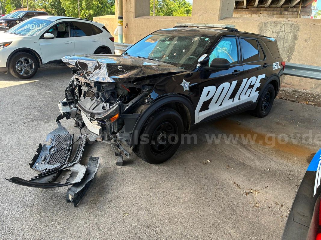 Unit 20091 - 2020 Ford Explorer Hybrid SUV 4-DR, AWD 3.3L, tires are 255/60R18, wrecked
