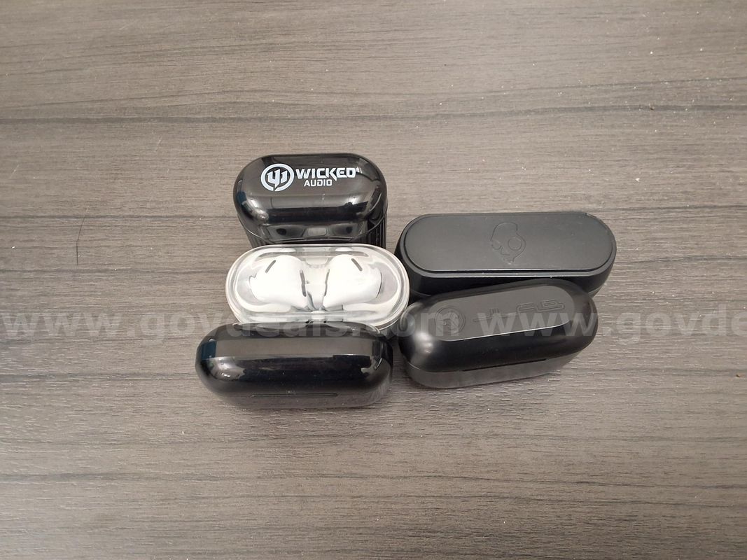 Lot of 5 Earbuds