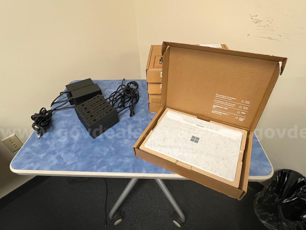 Lot of 5 Microsoft Surface Pro 10's for business - with Dock Stations