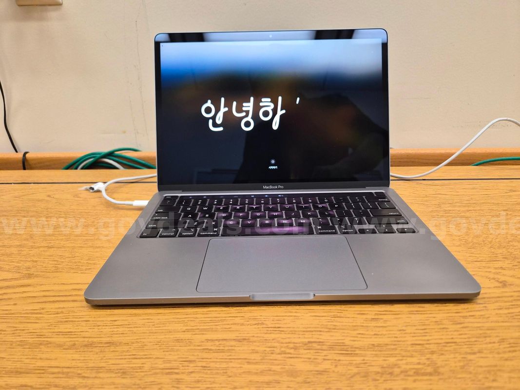 (1) MacBook Pro "Core i5" 1.4 13" 2020 2 TB 3• Memory: 8GB - [IU-NW]