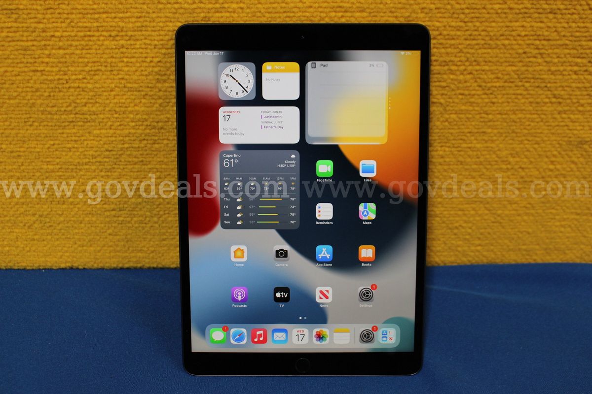(1) Apple iPad Air (3rd Generation) 10.5"