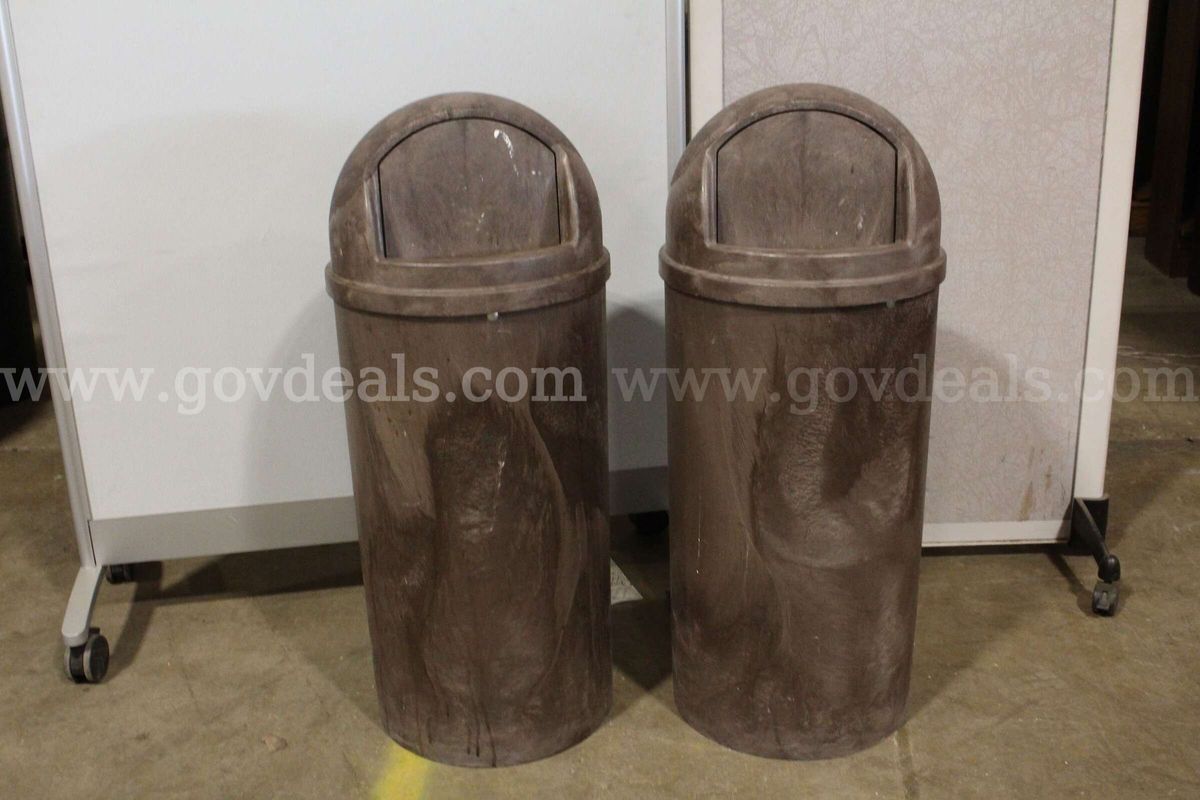 (2) Rubbermaid Domed 25 Gallon Trash Cans