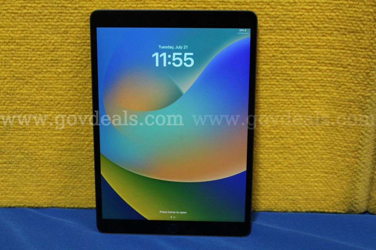 (1) Apple iPad Air (3rd Generation) 10.5"