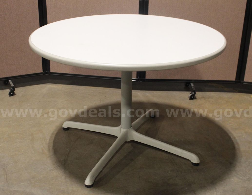 (1) Steelcase Round Conference/Meeting Table