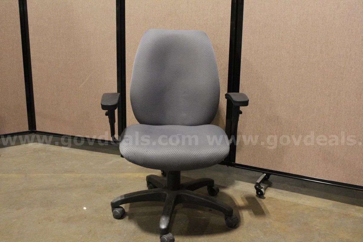 (1) Gray Cushioned Office Chair