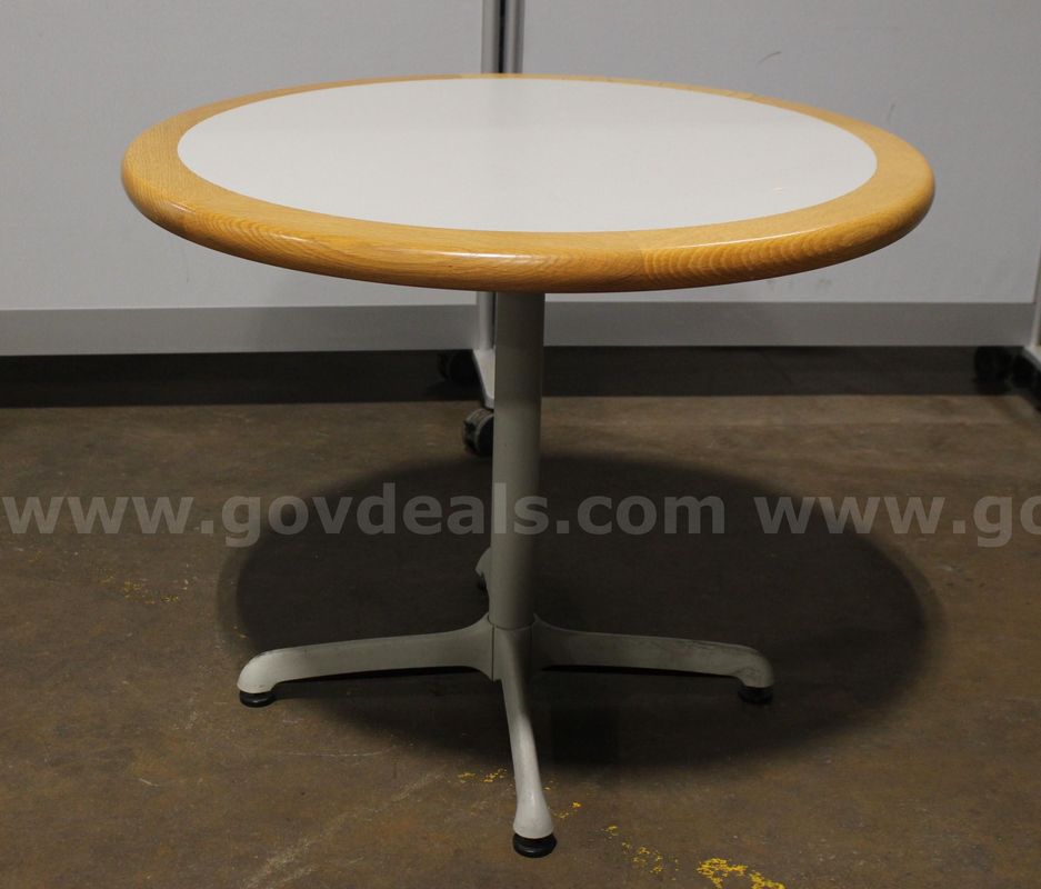 (1) Steelcase Round Meeting / Side Table