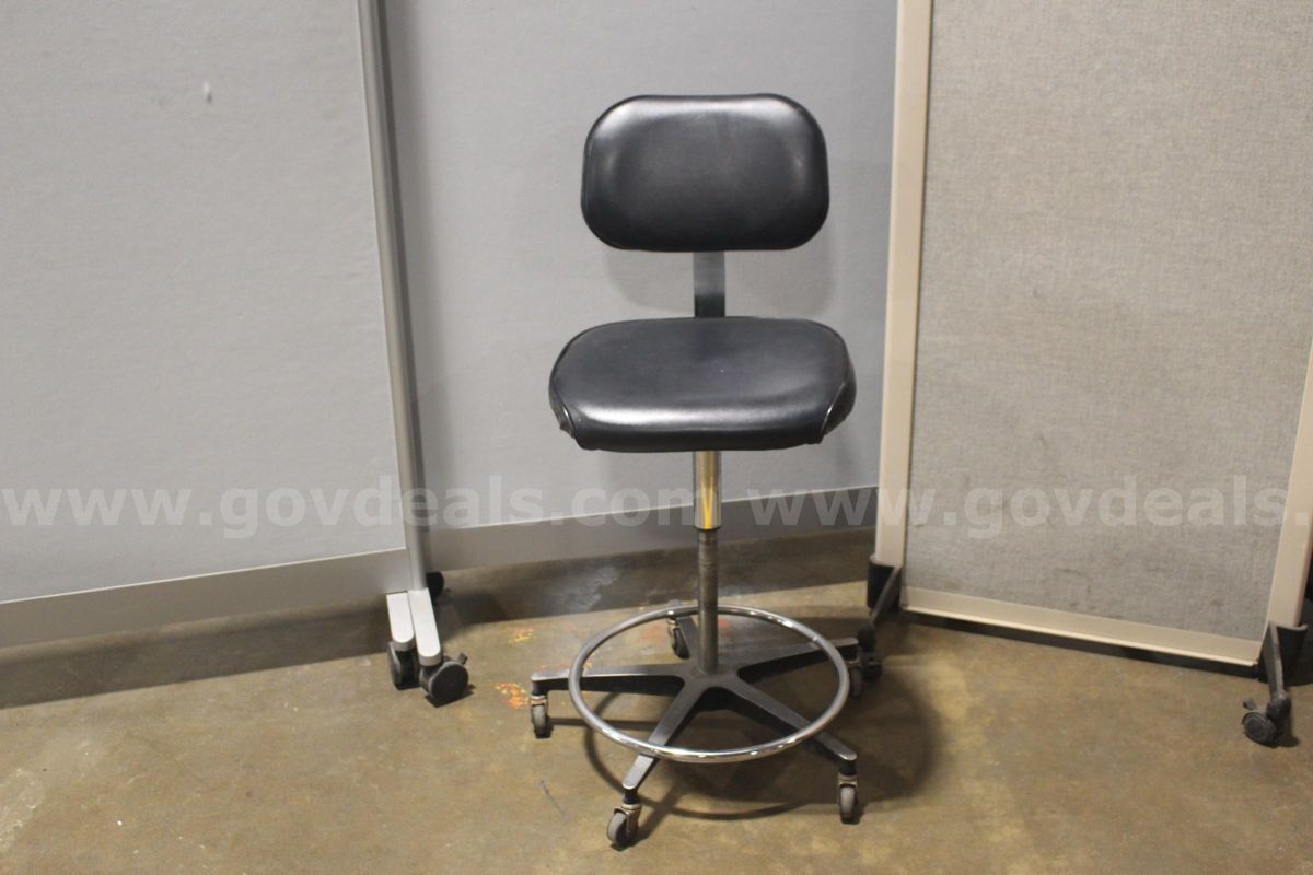 (1) Ajusto Padded Lab Task Chair