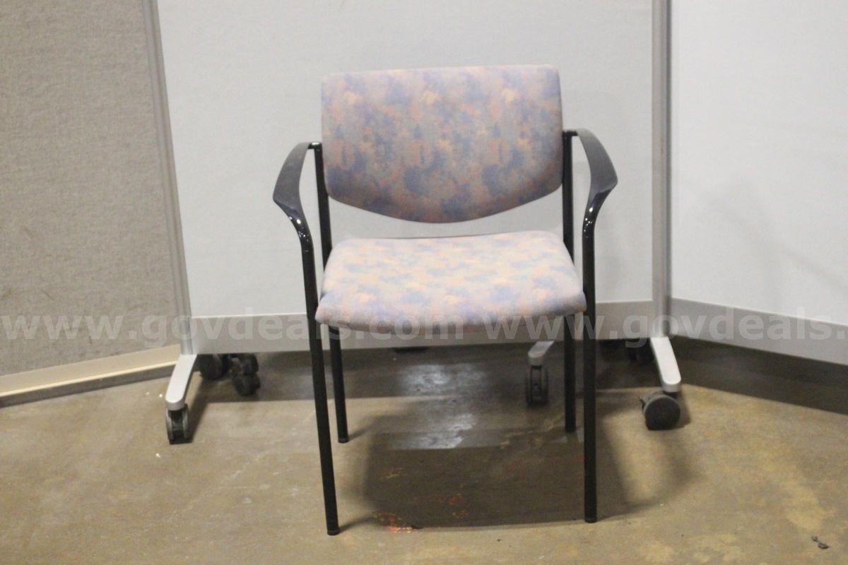 (1) Steelcase Player Waiting Room Chair