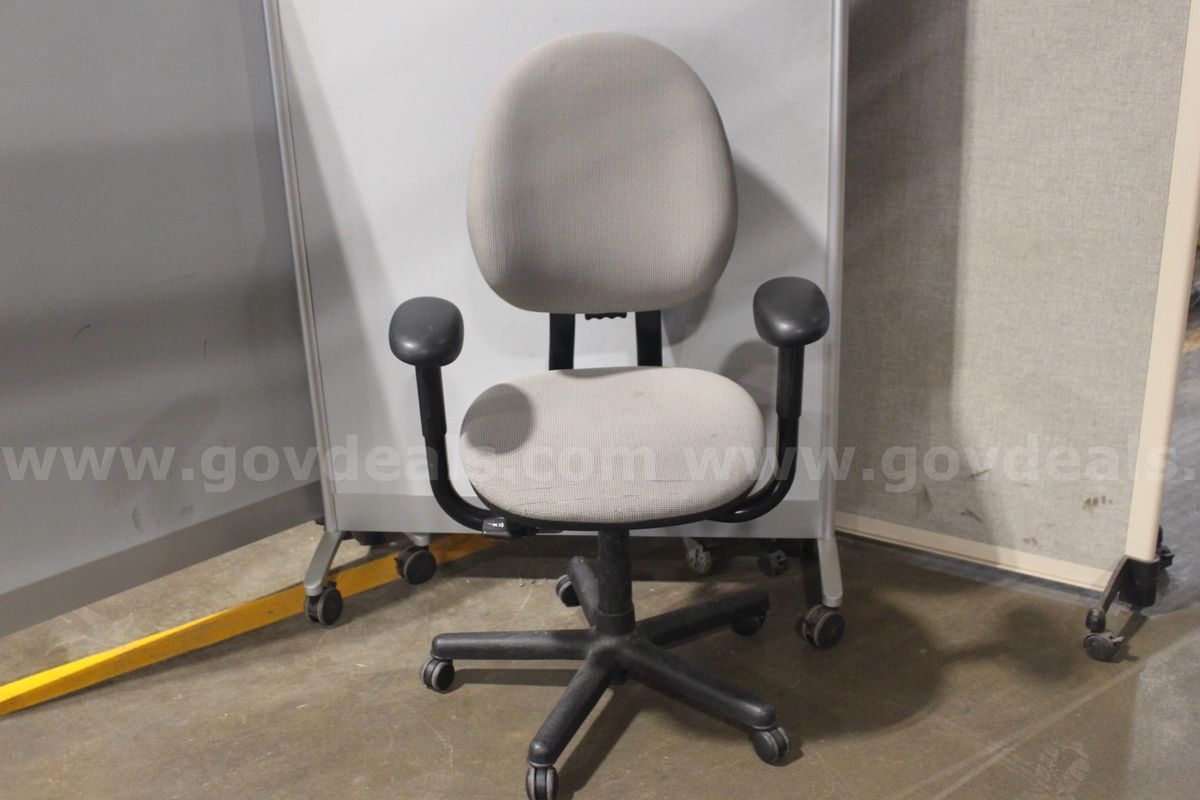 (1) Steelcase Grey Office Task Chair