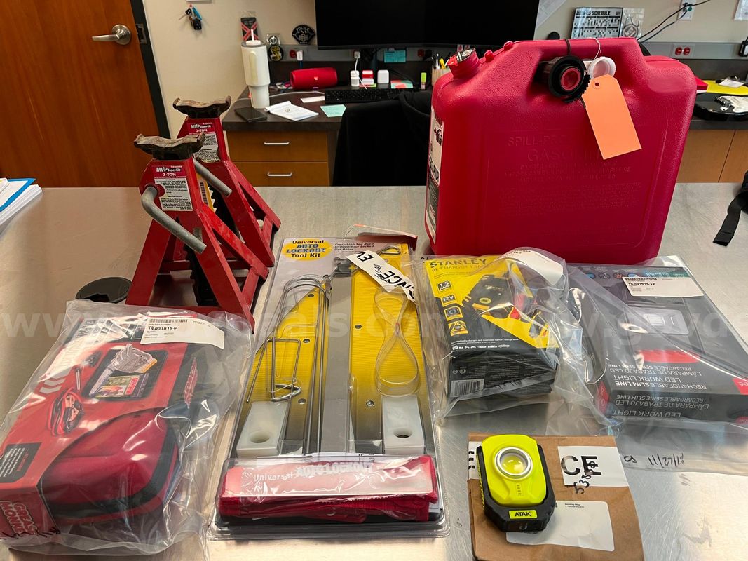 Miscellaneous lot of automotive roadside assistance items