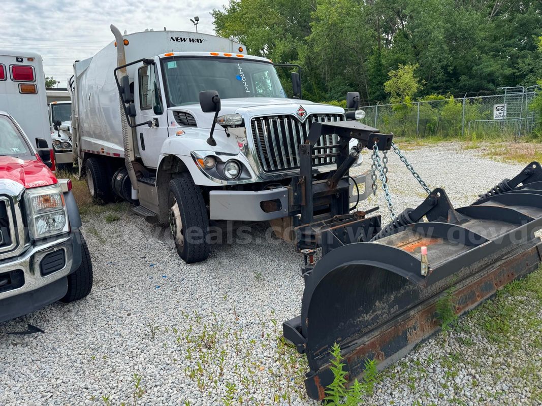 2017 International 7300 18YD Compactor LOT817 - 175022 - R