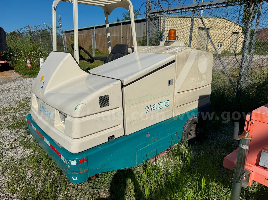 1997 Tennant 7400 Astro Turf Scrubber LOT1 - 970344 - R