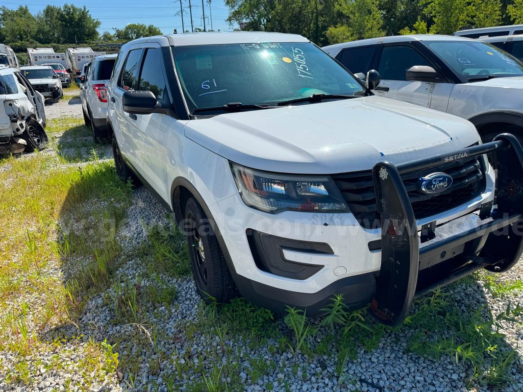 2017 Ford Interceptor LOT61 - 175055 - R