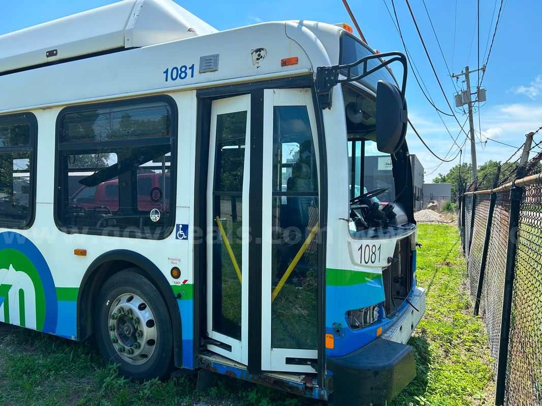 2010 NEW FLYER BUS - NOT DRIVEABLE