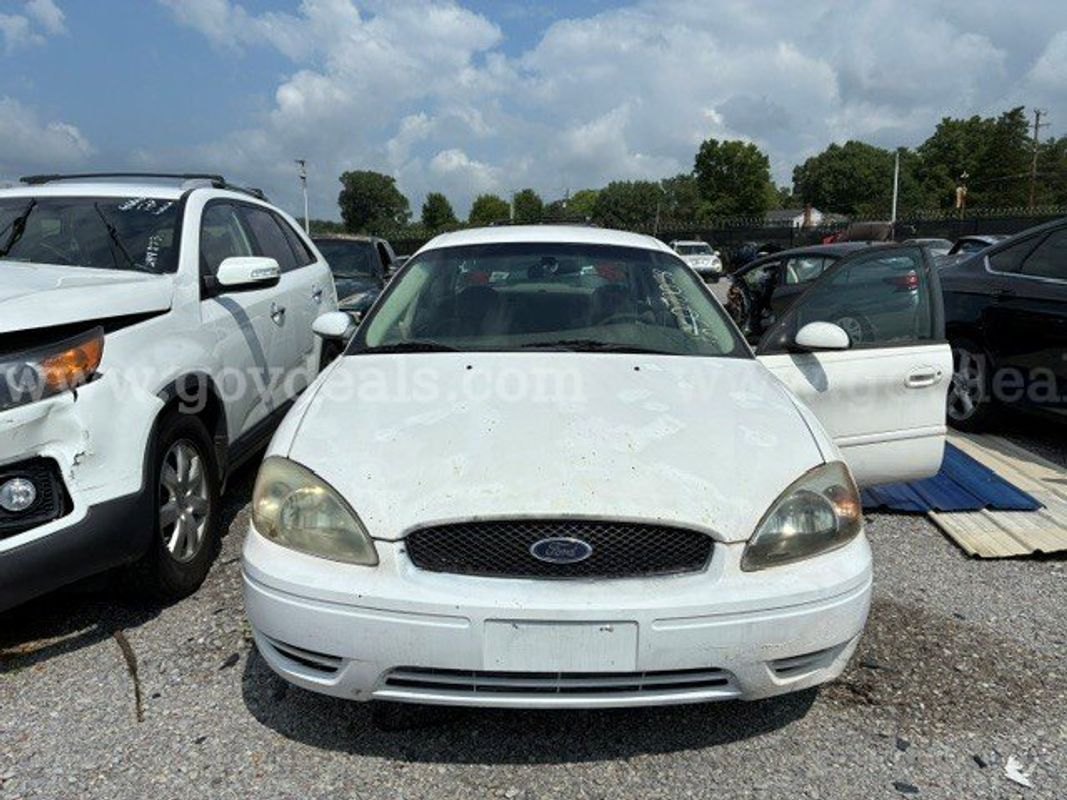 2004 Ford Taurus - Abandoned