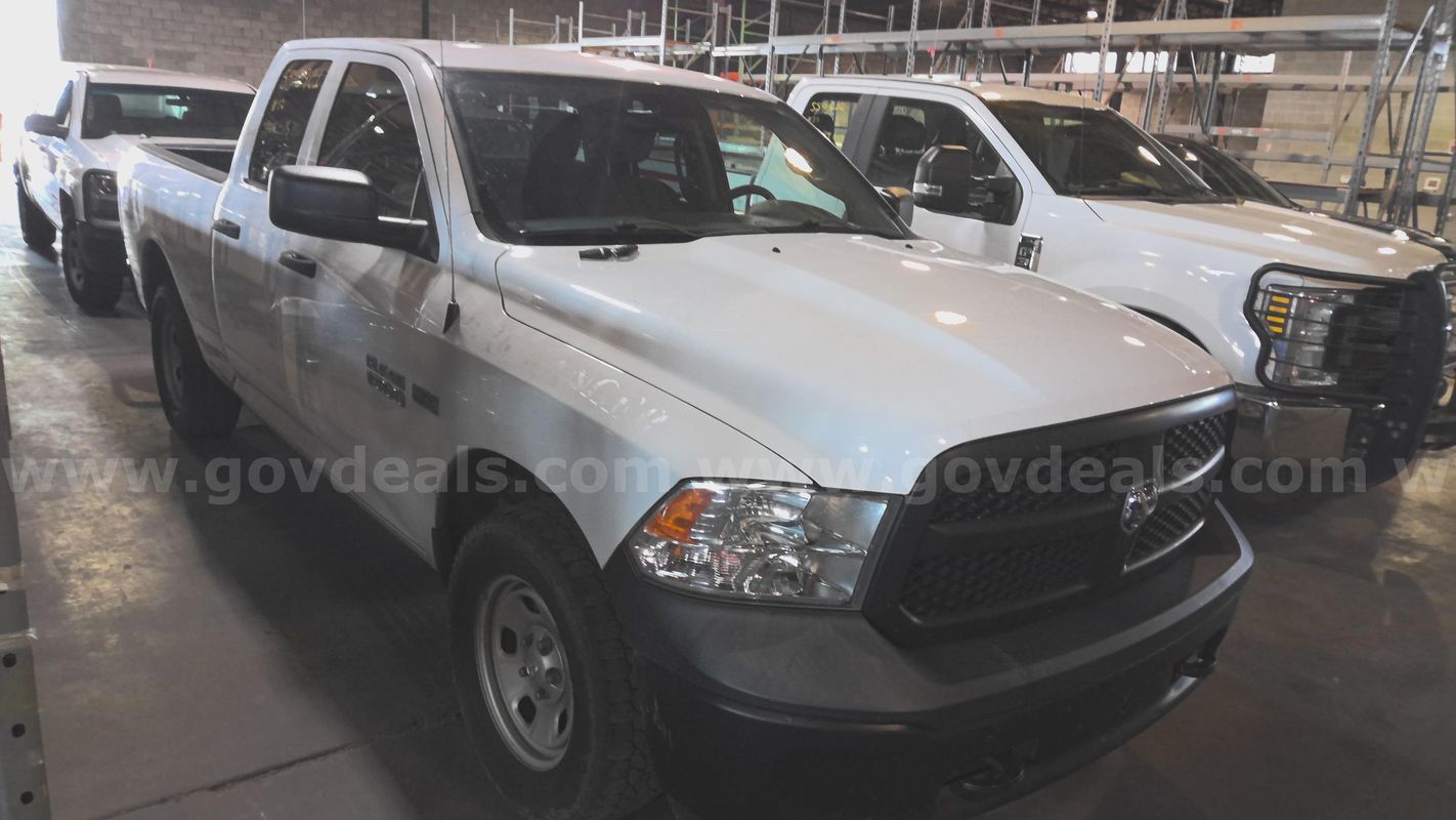 2017 RAM 1500 4WD QUAD CAB