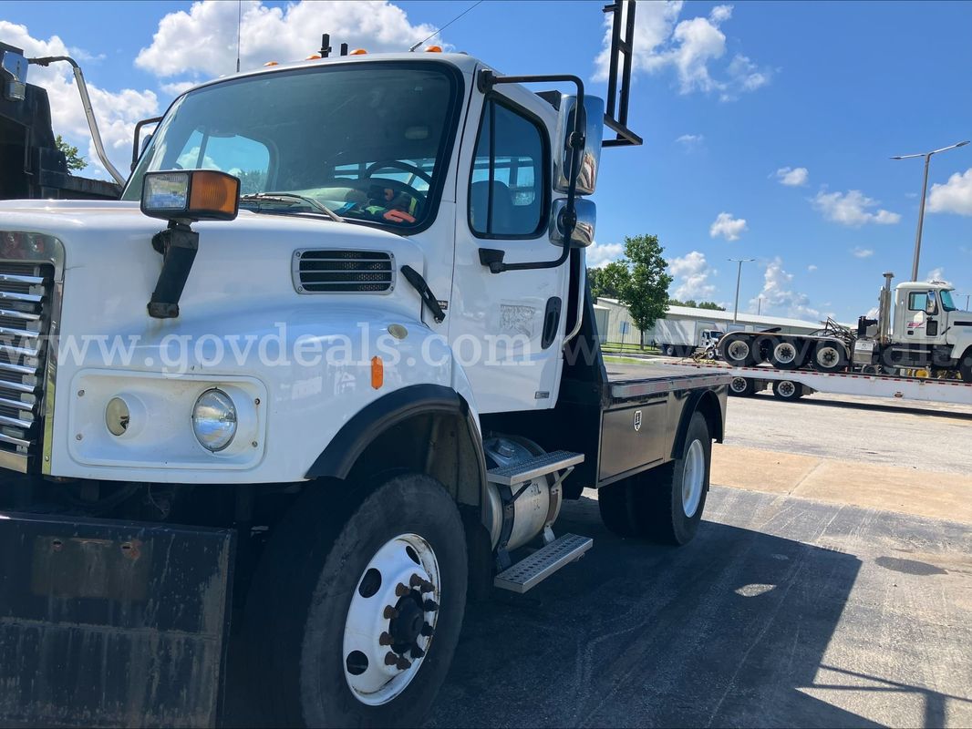 2005 FREIGHTLINER M2106V DUMP TRUCK (1 of 9)
