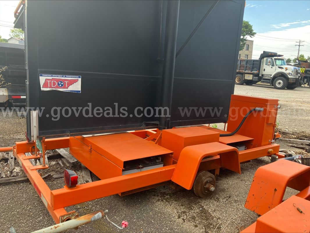 2000 AMERICAN SIGNAL CMST331 MESSAGE BOARD TRAILER