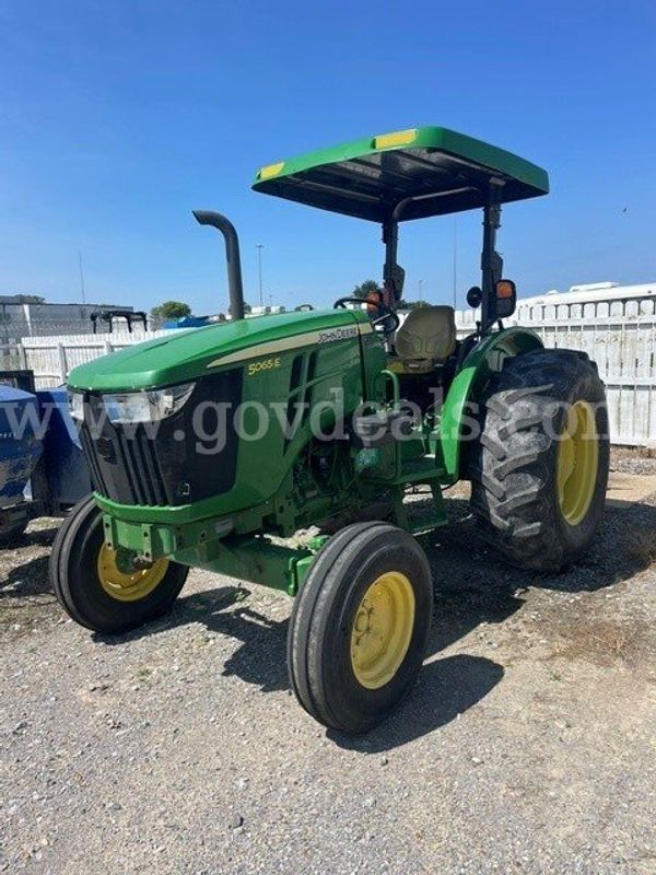2015 JOHN DEERE 5065E TRACTOR