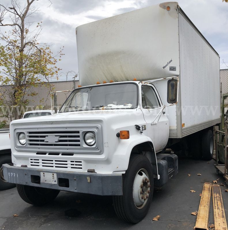 TRUCK: 24FT BOX/ CARGO, GAS POWERED