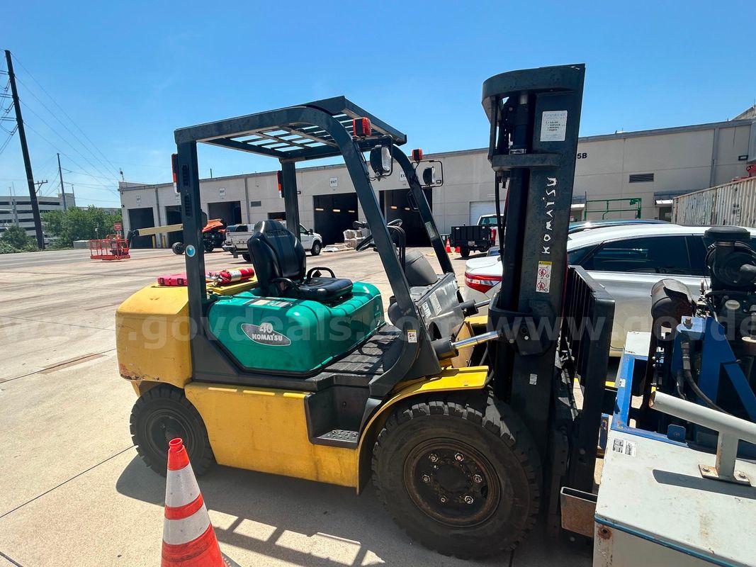 Forklift (Unit-317) 2006 Komatsu Model FD40ZT2-8 Diesel, Starts with a Boost