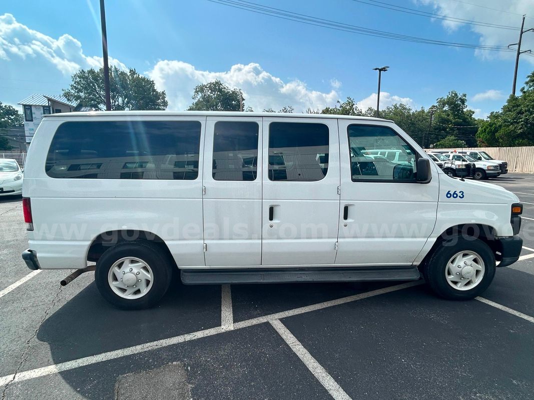 2009 FORD E-150 (Unit 663)