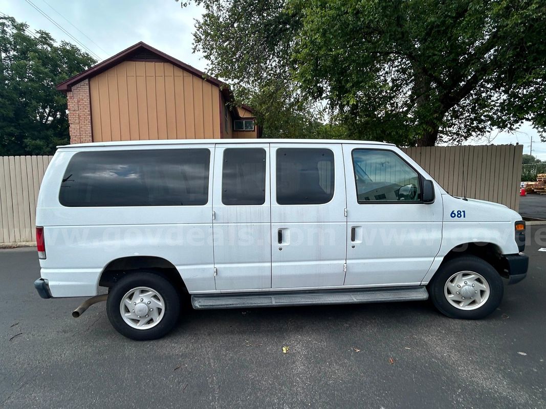 2009 FORD E-350 (Unit 681)