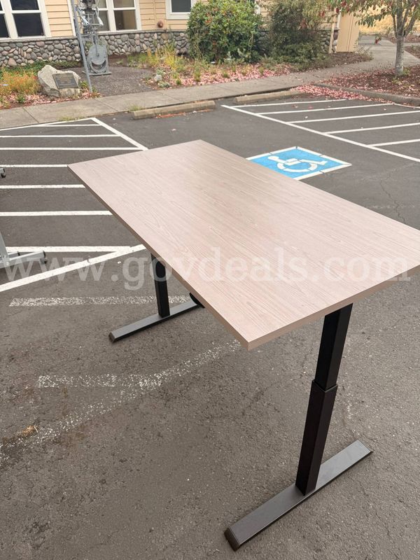 Height adjustable desk