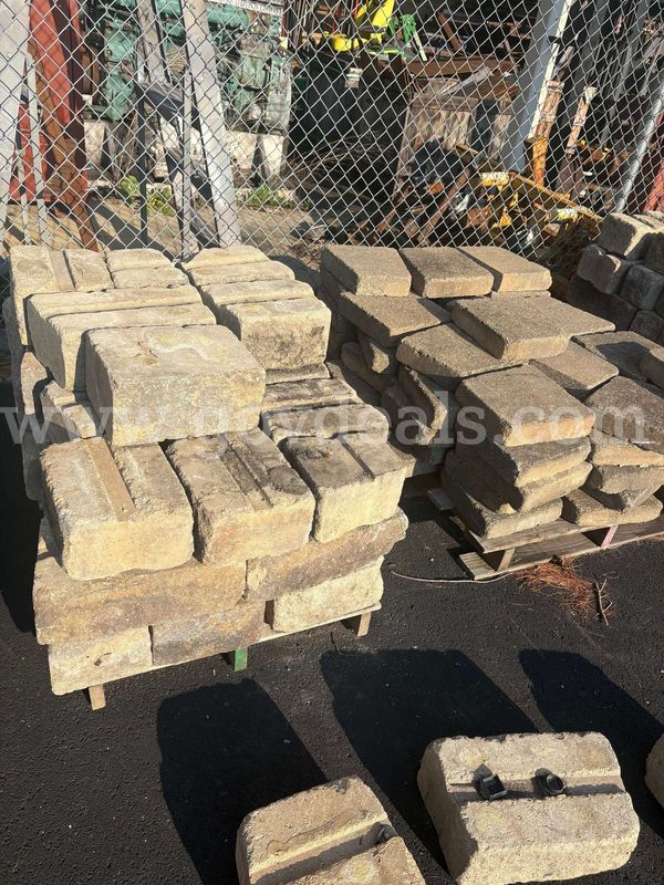 LOT of 261 Landscaping Bricks