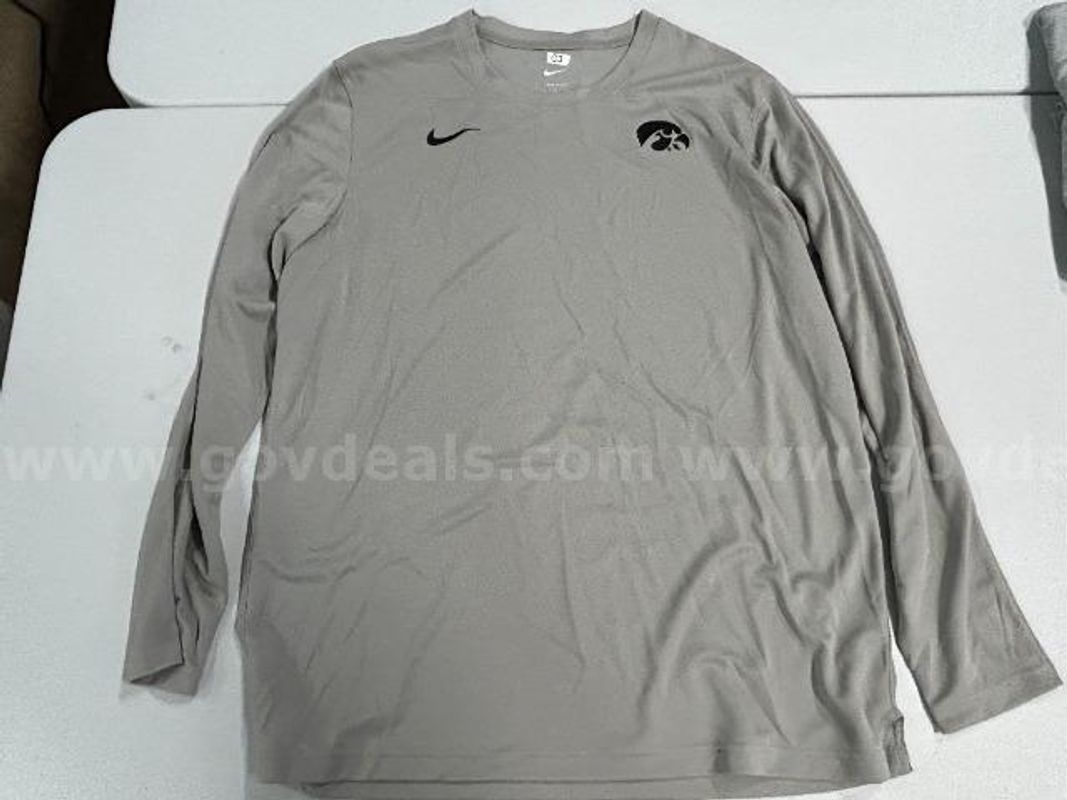 Lot of 4, Nike Long Sleeve Various styles, colors. Size: XL