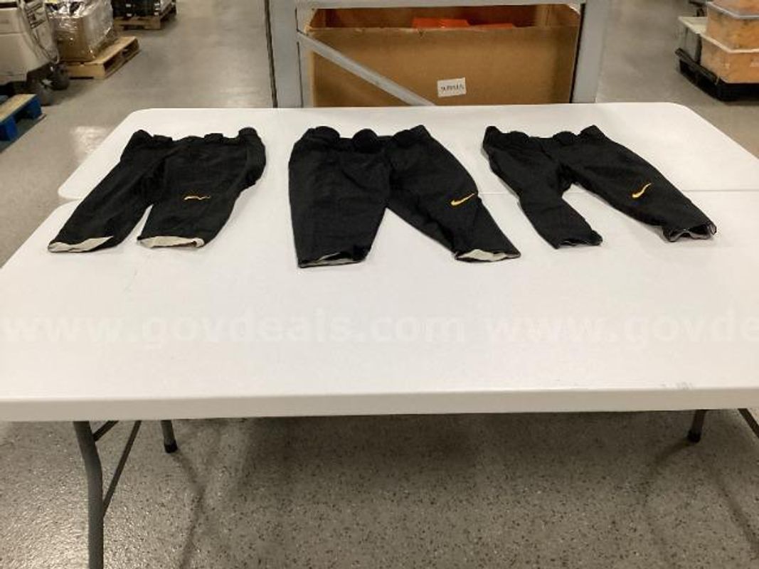 Lot of Nike Women's Vapor Select Iowa Hawkeyes 3/4 Length Softball Pants