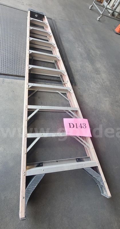 **** WERNER 10 FT. STEP LADDER **** (ND)