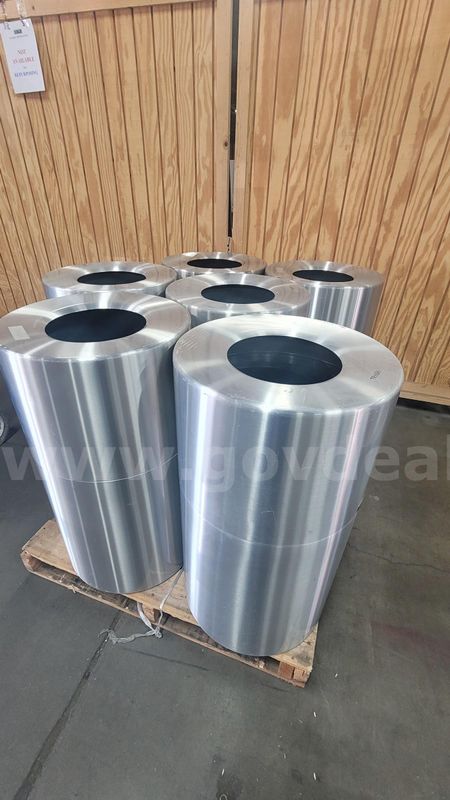 **** RUBBERMAID STAINLESS STEEL TRASH CANS **** (I)