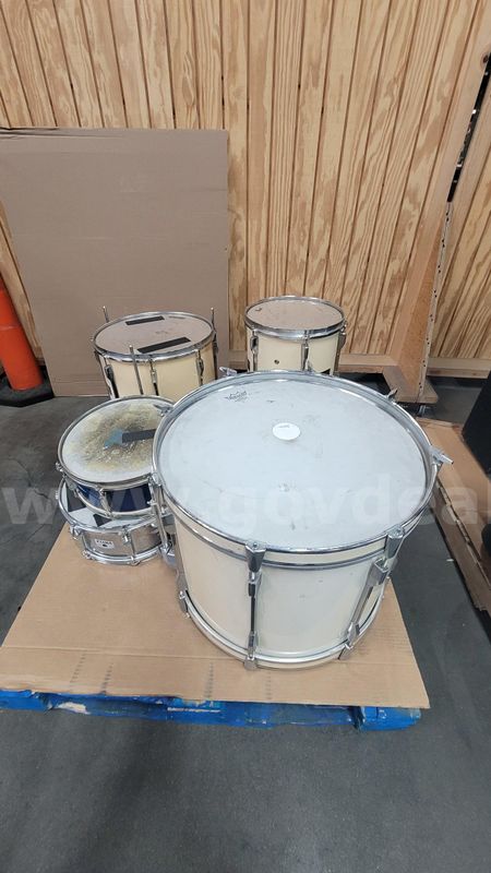 **** ASSORTED MUSICAL INSTRUMENTS DRUMS ELECTRIC PIANO **** (I)