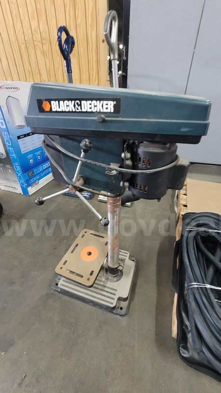 **** BLACK AND DECKER DRILL PRESS **** (I)