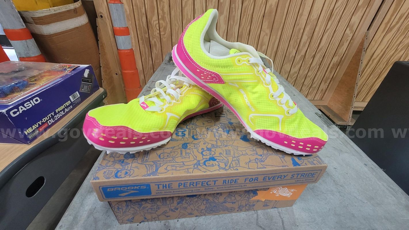 **** BROOKS WOMENS SHOES SIZE 9.5 **** (I)