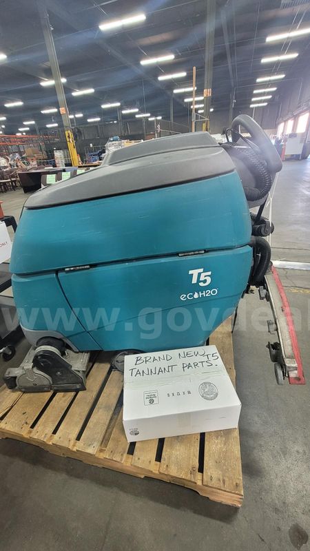 **** Tennant Model T5 Echoh20 Walkbehind Floor Scrubber **** (I)