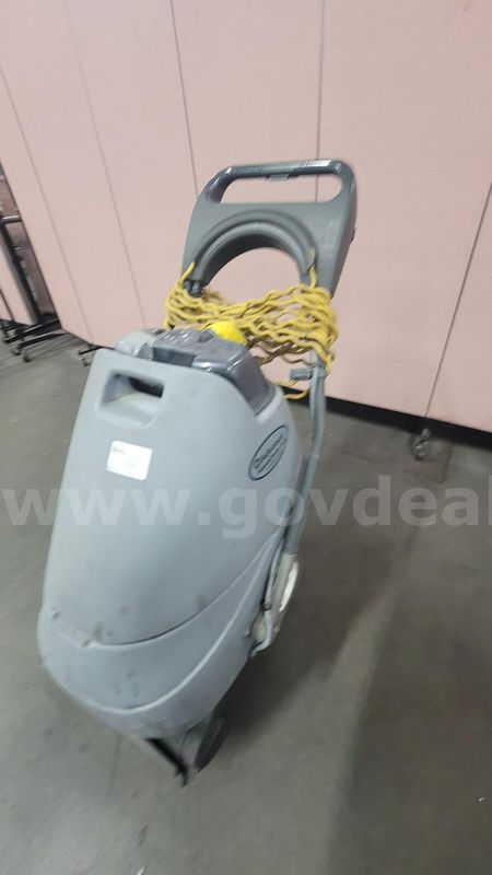 **** Nilfisk Advance Aquaclean Carpet Extractor **** (I)