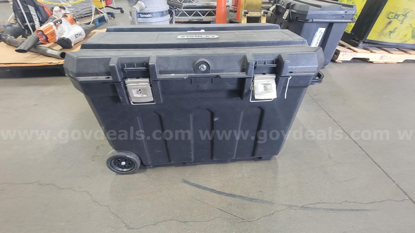 **** STANLEY 50 GALLON MOBILE TOOL CHEST **** (I)