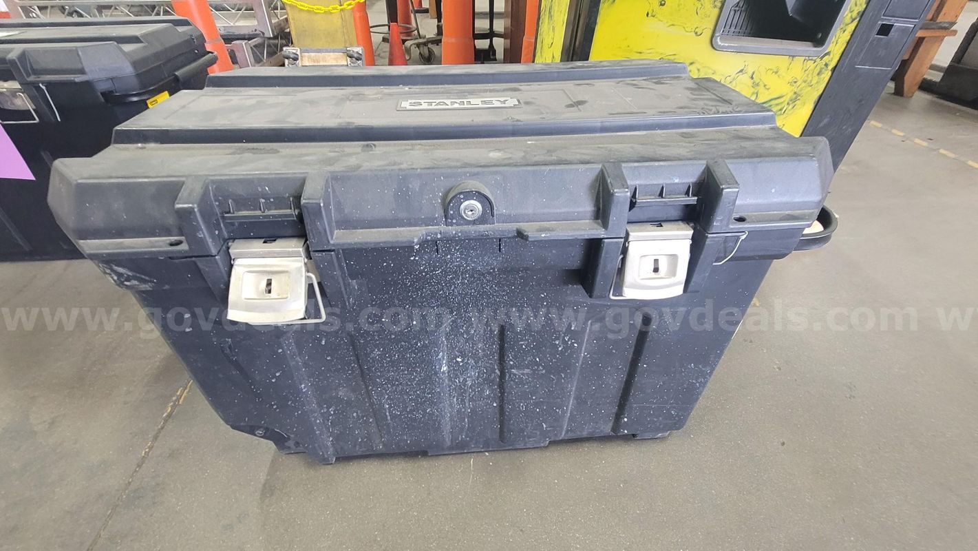 **** STANLEY 50 GALLON MOBILE TOOL CHEST **** (I)