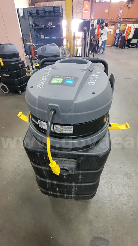 **** TENNANT V-WD 24 COMMERCIAL WET DRY VACUUM CLEANER **** (I)