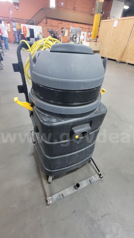 **** TENNANT V-WD 24 COMMERCIAL WET DRY VACUUM CLEANER **** (I)