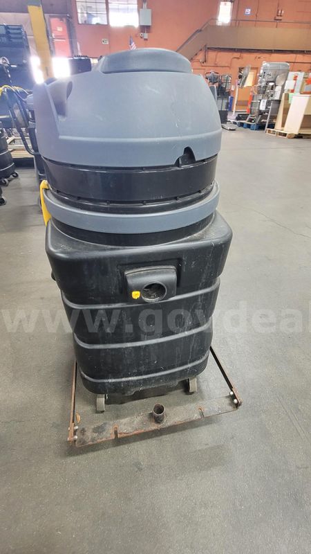 **** TENNANT V-WD 24 COMMERCIAL WET DRY VACUUM CLEANER **** (I)