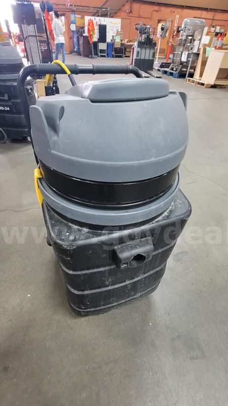 **** TENNANT V-WD 24 COMMERCIAL WET DRY VACUUM CLEANER **** (I)