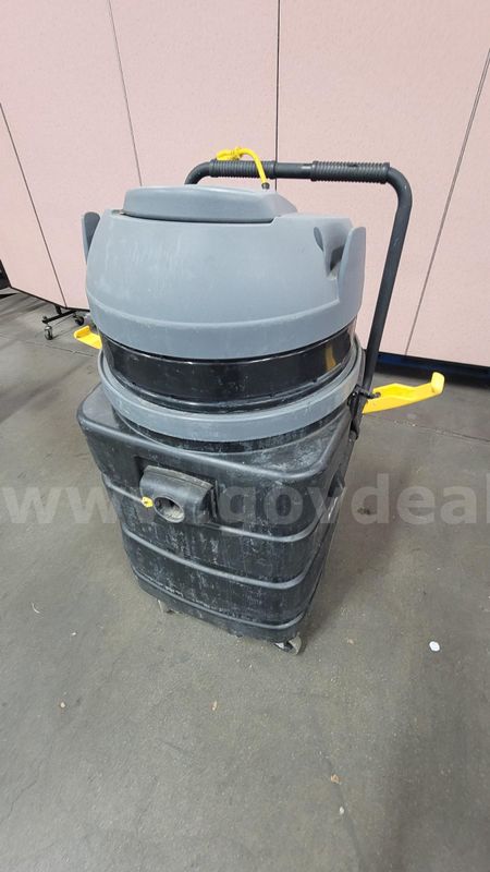 **** TENNANT V-WD 24 COMMERCIAL WET DRY VACUUM CLEANER **** (I)
