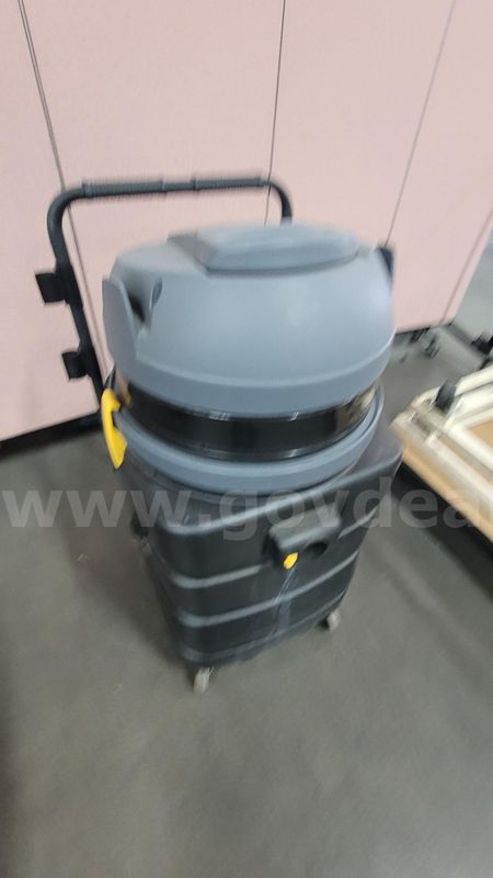 **** TENNANT V-WD 24 COMMERCIAL WET DRY VACUUM CLEANER **** (I)