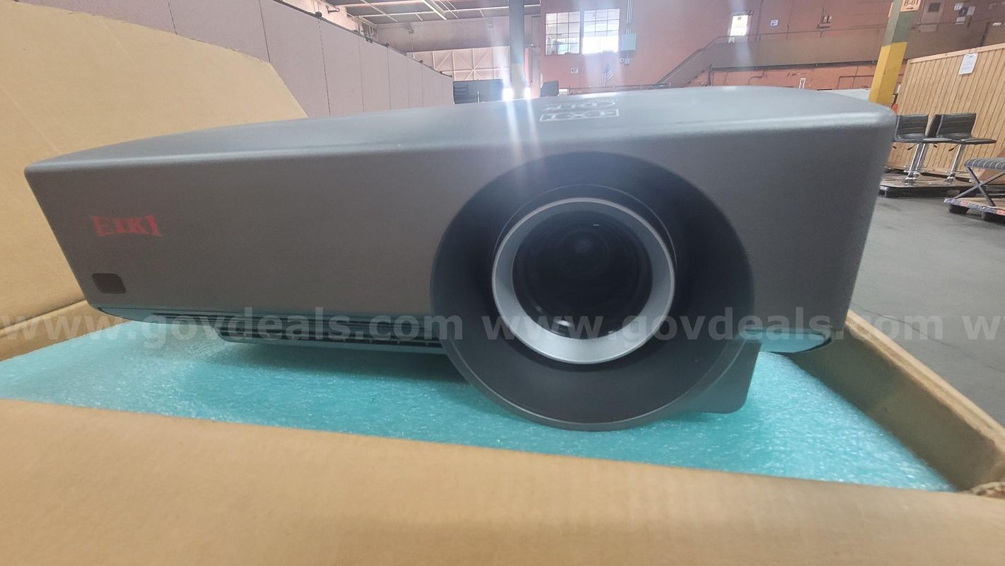 **** EIKI EIP 5000 MULTIMEDIA PROJECTOR BY LOT **** (I)