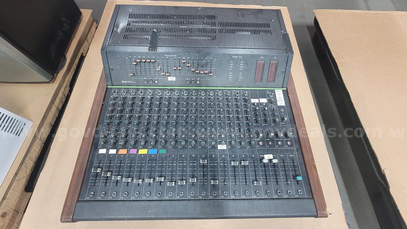 **** VINTAGE 16 CHANNEL ANALOG MIXING CONSOLE **** (I)