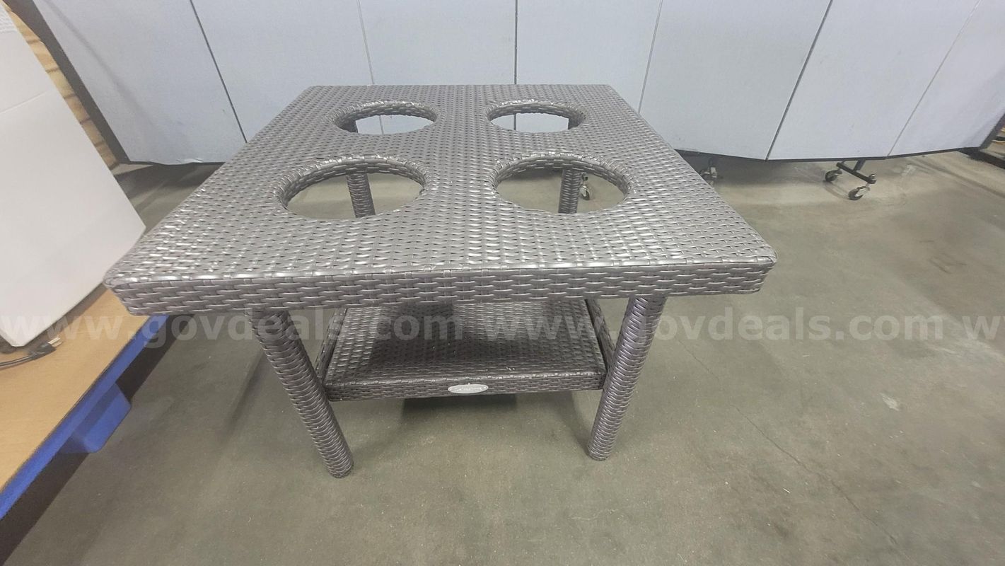**** LAKESHORE SQUARE WICKER STYLE OUTDOOR TABLE **** (I)